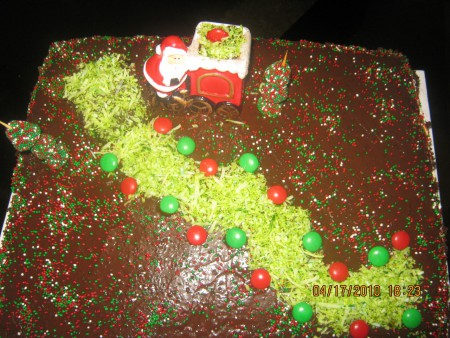 Torta para Navidad (Chocolate bañada en fudge con relleno de manjar)